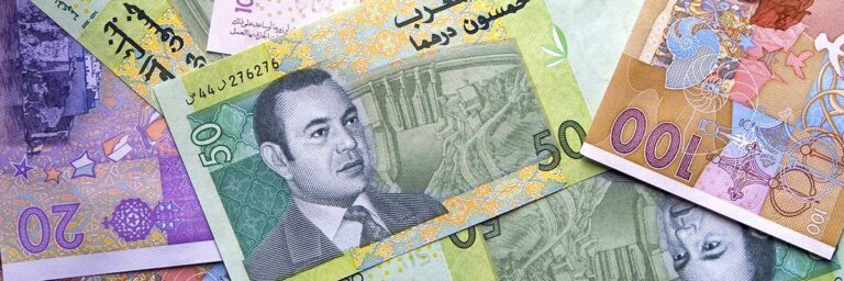 Dirham-Islamic-UAE-money-bank-fotolia.jpg